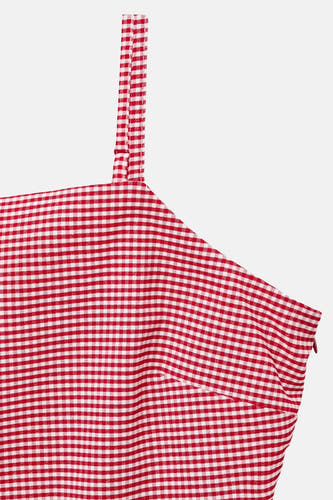 Blouse sans manches rouge de MANGO avec un motif à carreaux blancs et une bande sur l'épaule.