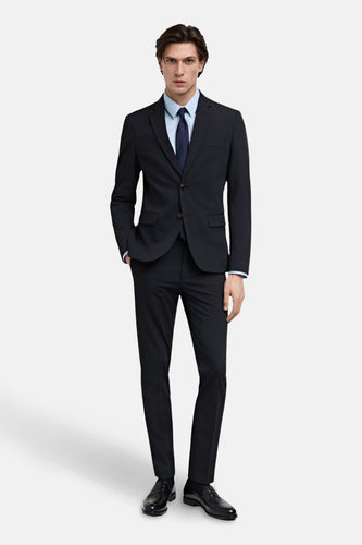 Blauw overhemd met lange mouwen van MANGO, gedragen met een donkerblauw pak en stropdas.