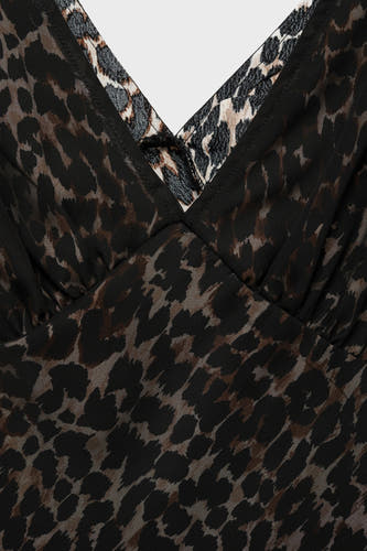 Zwarte mouwloze kleedje van MANGO, met dierenprint en V-halslijn, close-up shot.
