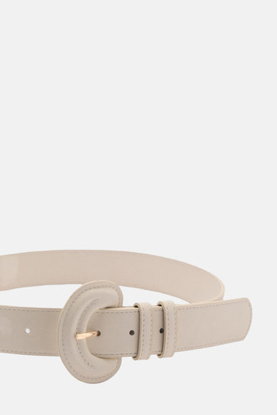 Cuir écru de MANGO avec une boucle et une sangle dorées.