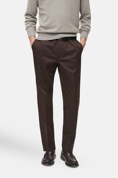 Pantalon cargo marron de MANGO, vu de l'arrière, associé à une chemise grise et des loafers marrons.