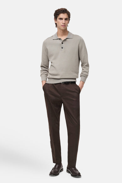 Pantalon cargo marron de MANGO, associé à une polo grise, une ceinture noire et des chaussures en cuir marron.