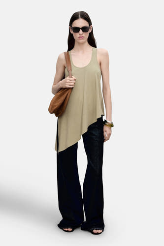 Blouse sans manches kaki de MANGO, avec un col asymétrique, associée à des jeans larges et une poche brune.