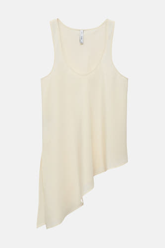 Blouse écrue sans manches de MANGO, avec une ligne de coupe asymétrique.