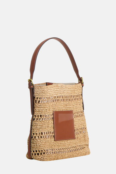 Sac à épaules marron de MANGO, avec une texture tressée, des détails en cuir et un plan carré.