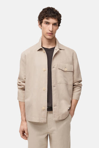 Manteau ecru court de MANGO, vu de depuis l'arrière, avec des manches longues et un col.