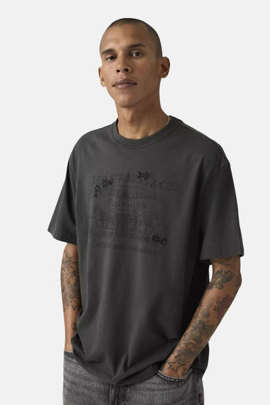 T-shirt noir de Levi's, vu de dos, combiné avec un jean gris.