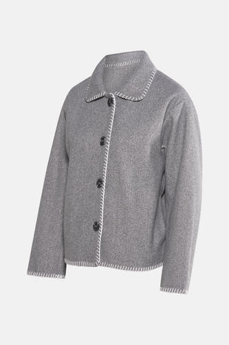 Manteau court gris de 24 couleurs GMBH, avec des coutures blanches le long des bords et des boutons noirs sur un fond blanc.