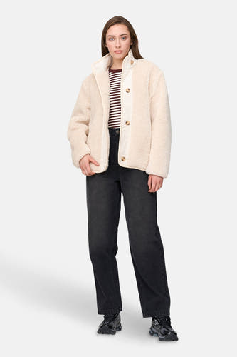 Mauve manteau court de 24 couleurs, avec fermeture à boutons et porté avec un chemisier rayé et des jeans noirs.