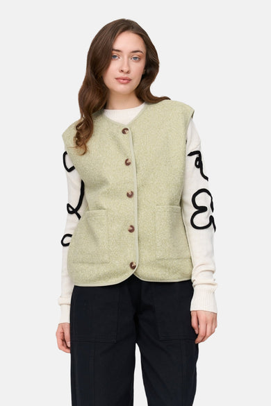 Manteau sans manches vert de 24 Colours GMBH, avec fermeture à boutons et poches brodées.