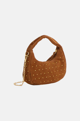 Sac à main en daim marron Access® avec clous dorés, détail de chaîne et fermeture éclair.