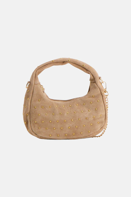 Sac à main beige aspect suède d'Access® avec clous dorés, une poignée et une chaîne dorée.