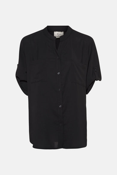 Chemise noire à manches courtes de Terra di Siena, avec poches po poitrine et fermeture à boutons.