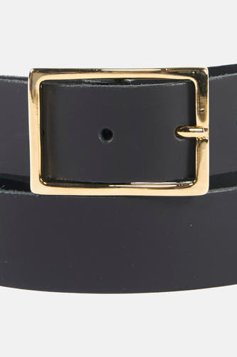 Ceinture en cuir noir avec boucle dorée d'Access®, gros plan sur la boucle droite et un trou de ceinture.
