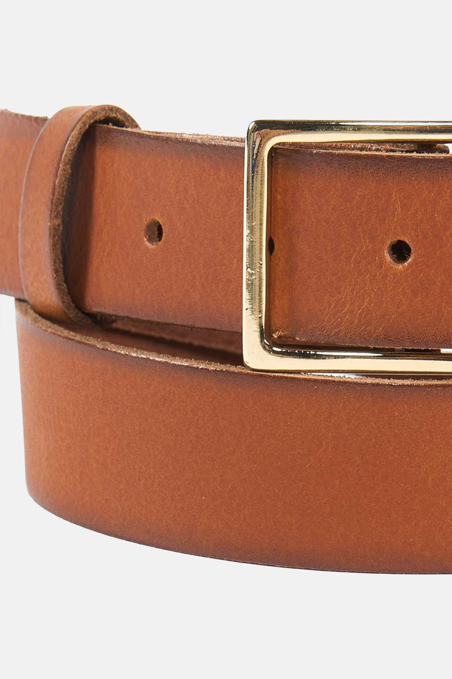 Ceinture en cuir marron d'Access® avec boucle et œillets dorés, gros plan.