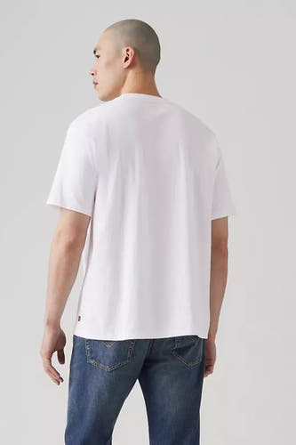 T-shirt blanc à manches courtes de Levi's, vue arrière, associé à des jeans bleus.