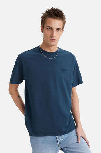 T-shirt bleu à manches courtes de Levi's, avec une chaîne d'argent et des jeans légers.