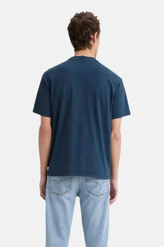T-shirt bleu à manches courtes de Levi's®, vu par derrière avec un jean bleu clair.