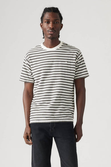 Man met gestreept shirt en zwarte jeans.
