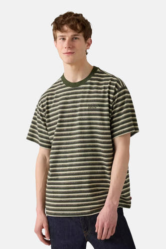 T-shirt rayé vert de manches courtes de Levi's, avec un col rond et un petit logo sur la poitrine.