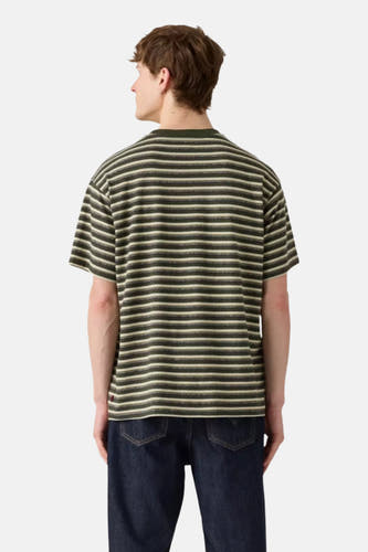 T-shirt vert de manches courtes hor Levi's® avec des rayures horizontales, porté avec un jean foncé.