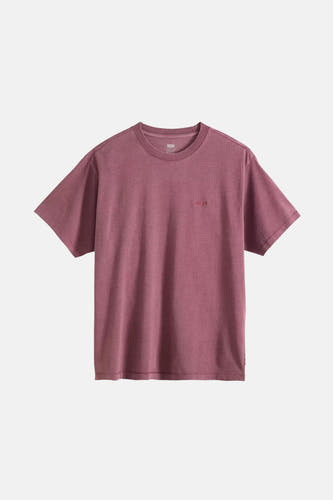T-shirt rose à manches courtes de Levi's, avec un design simple et un logo brodé subtil sur la poitrine.