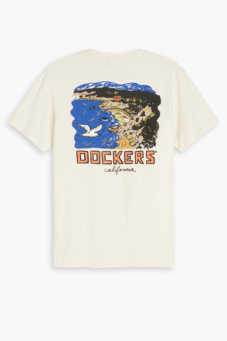 T-shirt blanc à manches courtes de DOCKERS, avec une impression d'un paysage côtier sur le dos.