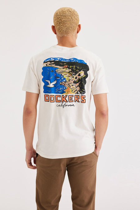 T-shirt blanc à manches courtes de DOCKERS, avec une impression graphique d'un paysage côtier sur le dos.