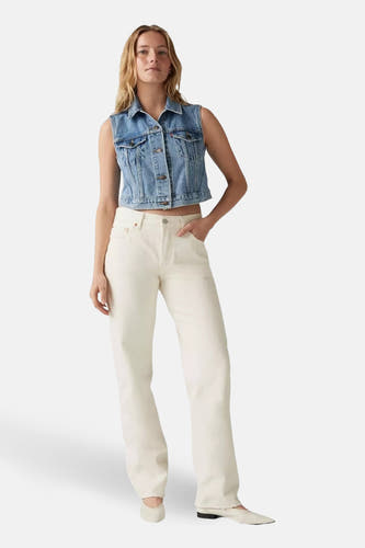 Jeans droite en denim blanc cassé de Levi's, vues de dos, avec un logo rouge sur la poche.