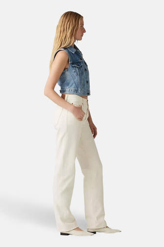 Jeans droite en denim blanc cassé de Levi's®, avec une jambe large et des poches latérales, vue de côté.