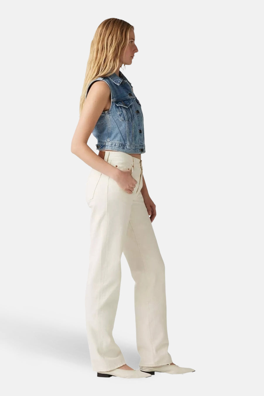 Jeans droite en denim blanc cassé de Levi's®, avec une jambe large et des poches latérales, vue de côté.