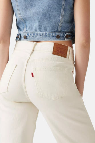 Jean droite blanc cassé en denim de Levi's®, avec languette rouge et étiquette de marque en cuir à l'arrière.