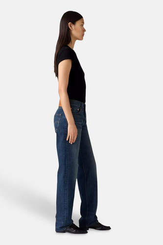 Jeans straight donkerblauwe denim van Levi's®, met een bruine riem en gecombineerd met een zwart T-shirt.
