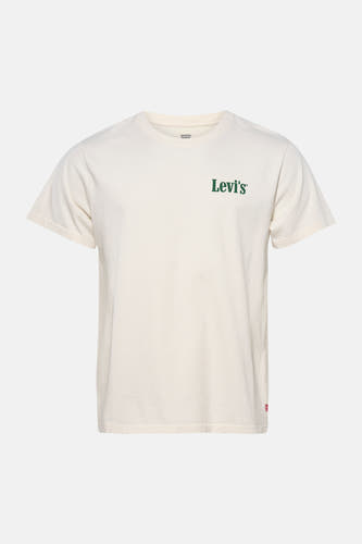 T-shirt beige à manches courtes de Levi's, avec un logo vert sur la poitrine, porté avec un jean gris et des baskets.