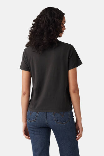 T-shirt gris à manches courtes de Levi's, vu de dos, porté avec un jean bleu.