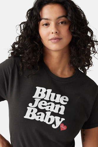 T-shirt gris à manches courtes de Levi's®, avec une impression de texte blanche et un petit cœur rouge.