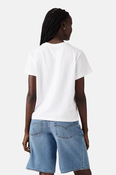 T-shirt blanc à manches courtes de Levi's, vu de derrière, avec des shorts en jeans bleu.