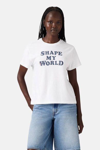 T-shirt blanc à manches courtes de Levi's® avec une impression de texte bleue, porté avec un short en denim large.