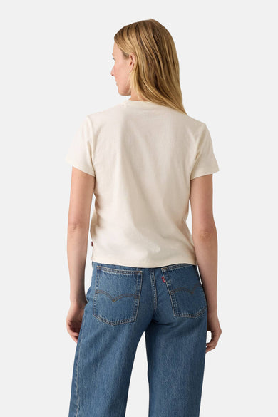 T-shirt écru à manches courtes de Levi's®, vu par derrière, associé à des jeans bleus.