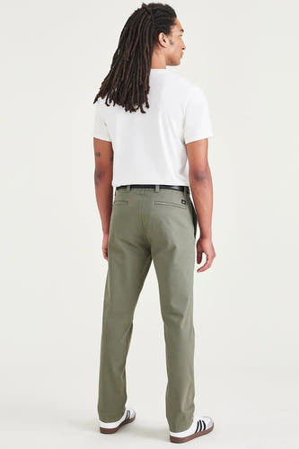 Chino vert de DOCKERS, dos, avec une ce noir no combiné avec un T-shirt blanc et des baskets.