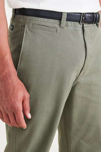 Chino vert de DOCKERS, avec une ceinture noire et une poche cachée sur la hanche.