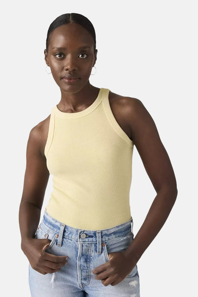 Haut jaune de Levi's®, avec une texture côtelée, combiné avec un short en jean.