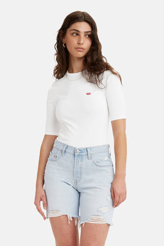 T-shirt blanc à manches courtes de Levi's, porté avec un jean bleu déchiré.