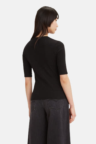 T-shirt noir à manches courtes de Levi's, avec un col rond et associé à un pantalon large noir.