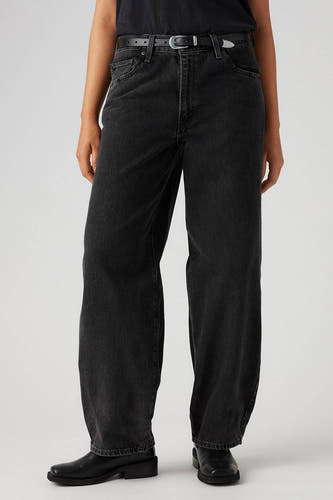 Jean droit en denim gris foncé de Levi's®, avec ce ce et des chaussures noires en cuir.