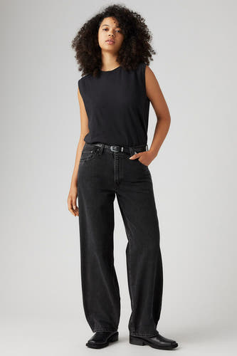 Jean droit gris de Levi's®, associé à un t-shirt noir et une ceinture noire.