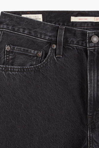 Jean droit gris anthracite de Levi's, avec poches et fermeture à glissière.