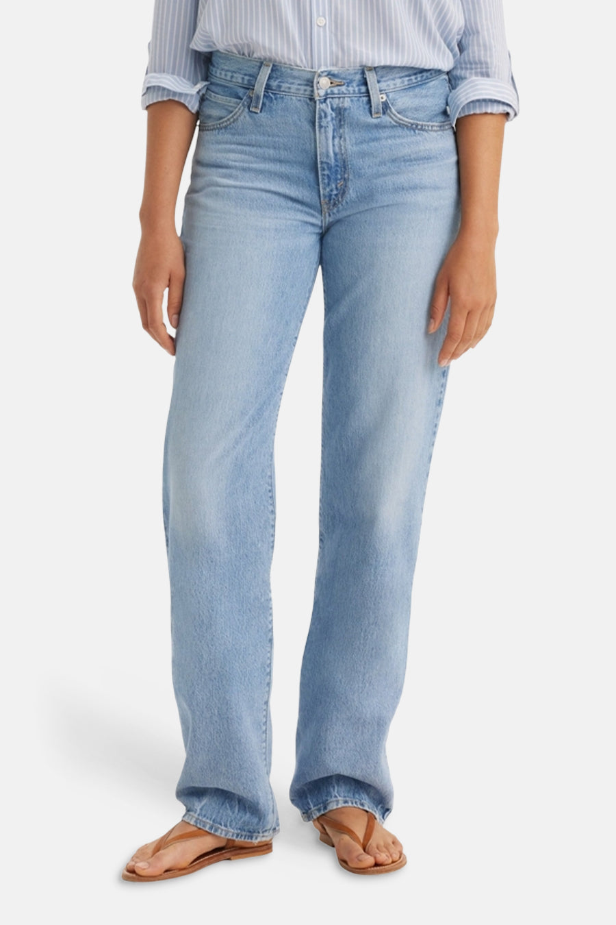 Jean droit bleu clair de Levi's®, coupe décontractée et ourlet effiloché.