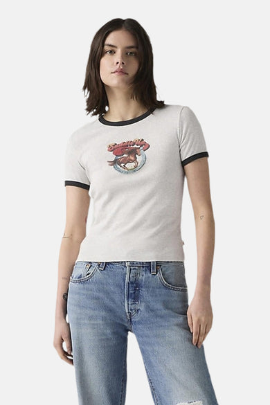 T-shirt beige à manches courtes de Levi's®, avec une impression graphique sur la partie avant et des bordures noires.