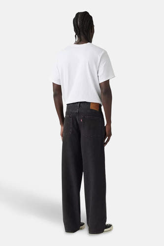 Jean large de Levi's en denim gris foncé, avec des poches arrière et une étiquette en cuir brun.